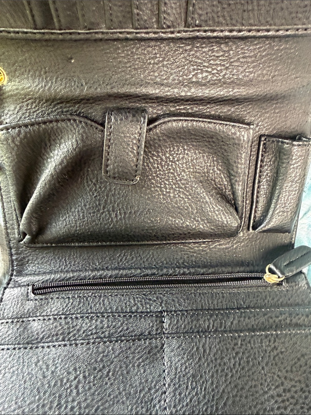 Steve Madden Black Wallet with Gold Turn-Lock - Picture 5 of 5